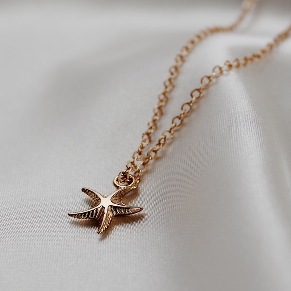 SALE 👀 Dainty Starfish Gold Chain Necklace - Picture 3 of 6